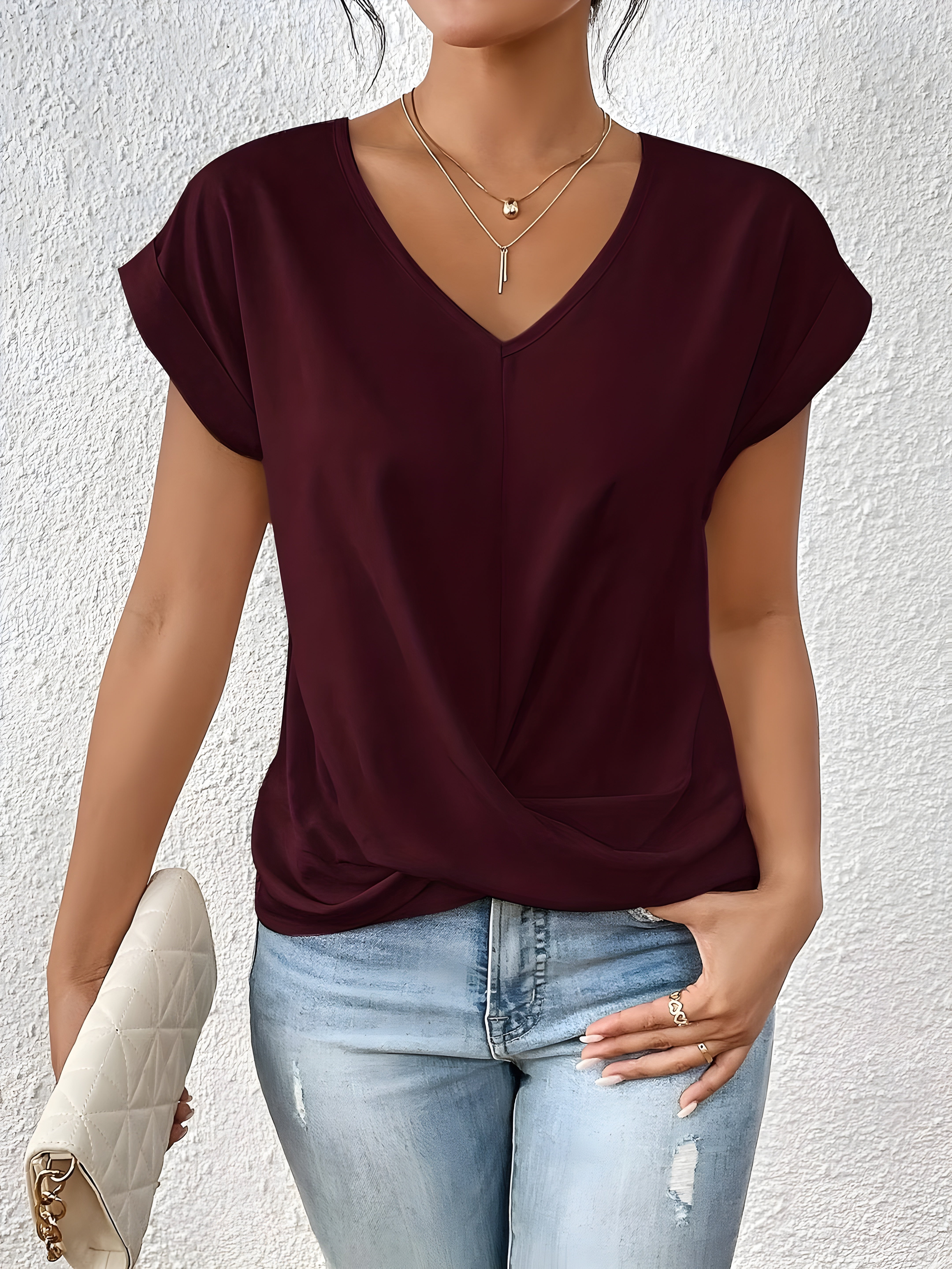 MEIKA™ | Haut à col en V avec détail torsadé classique
